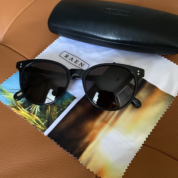 Raen - Norie In Crystal Black / Dark Smoke - Picture 2 of 4